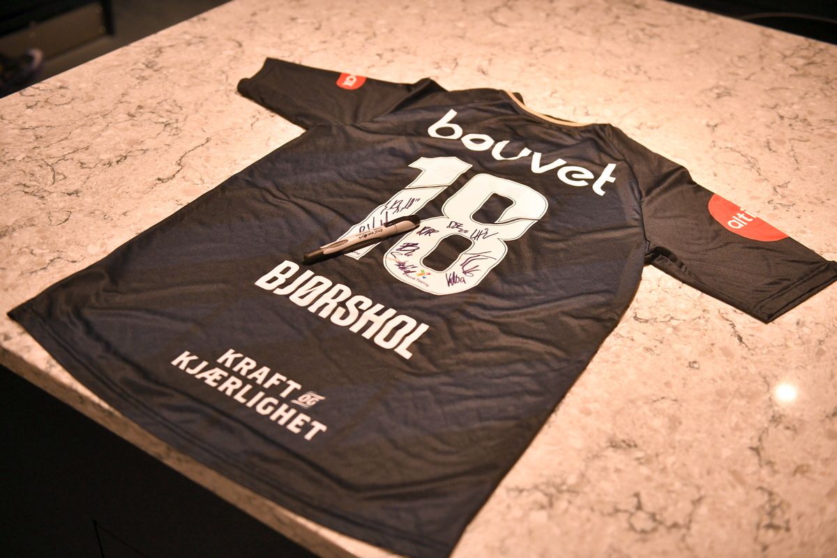 Opulență vs. Sărăcie » În timp ce ei stau în lux, norvegienii o trimit pe FCSB într-un vestiar desprins din anii '70