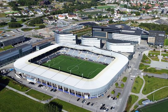 Panoramă din dronă realizată ieri de fotoreporterul GSP aflat în Norvegia, cu stadionul aflat la doar câțiva pași de celebrele fiorduri din Marea Nordului
