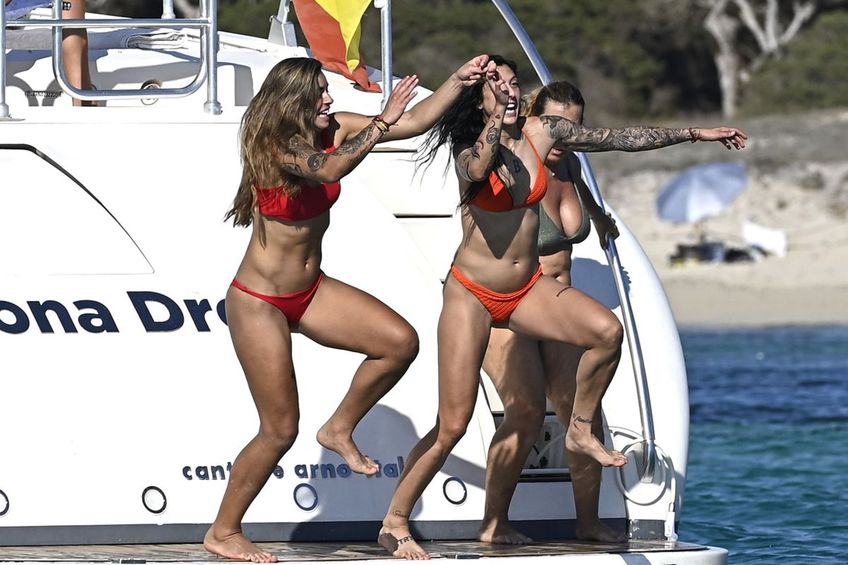Vedetele Spaniei de la Cupa Mondială de fotbal feminin se distrează pe iaht. Foto: Hepta