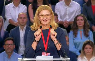 Elisabeta Lipă, lăudată de copii ca pe vremea Elenei Ceaușescu, într-un video viral: „Căci pe lângă demnitatea / De-a purta pe umeri țara / Zâmbetul vă e ca floarea / Ce-nflorește primăvara”