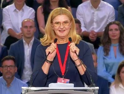 Elisabeta Lipă, laudată de copii ca pe vremea Elenei Ceaușescu, într-un video viral: „Căci pe lângă demnitatea / De-a purta pe umeri țara / Zâmbetul vă e ca floarea / Ce-nflorește primăvara”