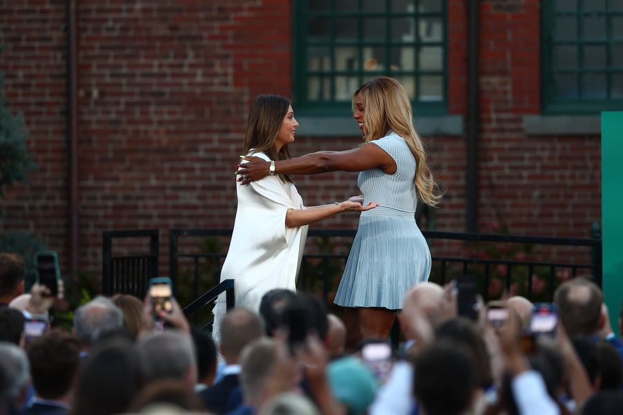 Maria Sharapova și Serena Williams/Foto: X (International Tennis Hall of Fame) Maria Sharapova a intrat în International Tennis Hall of Fame » Serena Williams, apariție surprinzătoare: „A schimbat modul în care femeile abordează sportul”