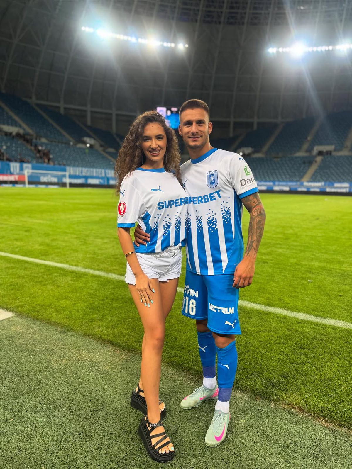 Toți ochii pe Lavinia! Iubita-studentă a „leului” din Bănie, în tribune la Craiova - Petrolul