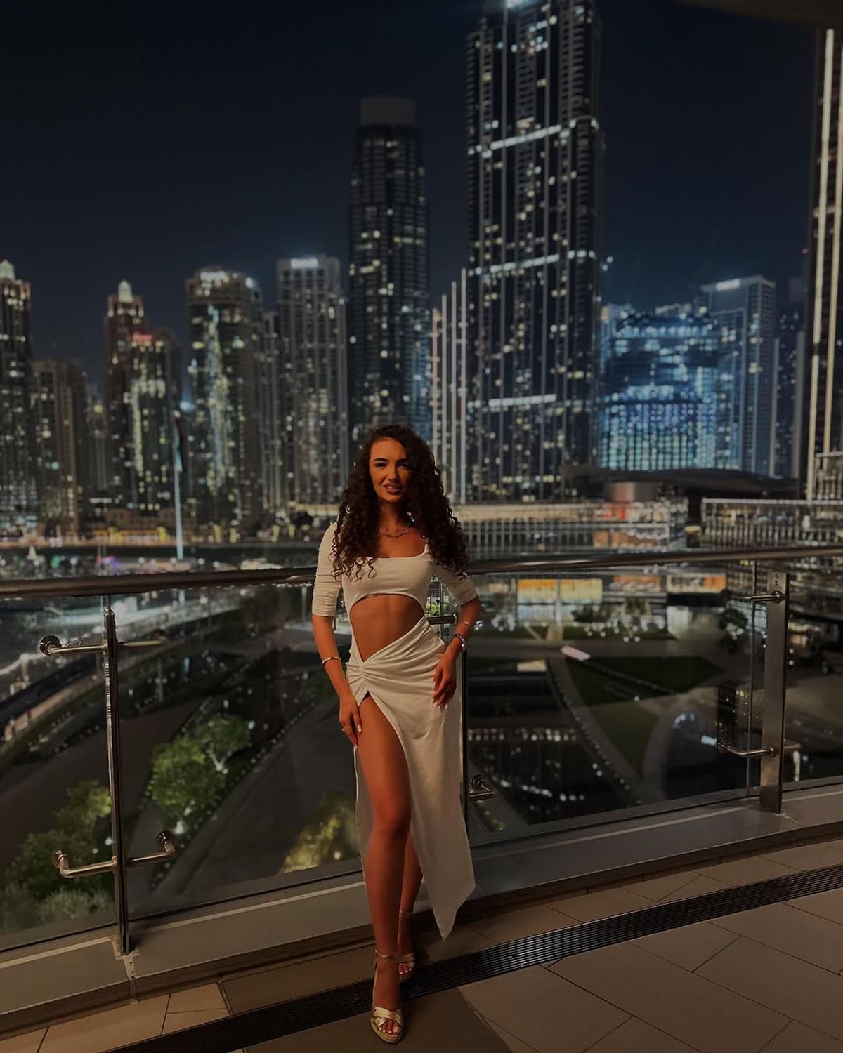 Toți ochii pe Lavinia! Iubita-studentă a „leului” din Bănie, în tribune la Craiova - Petrolul