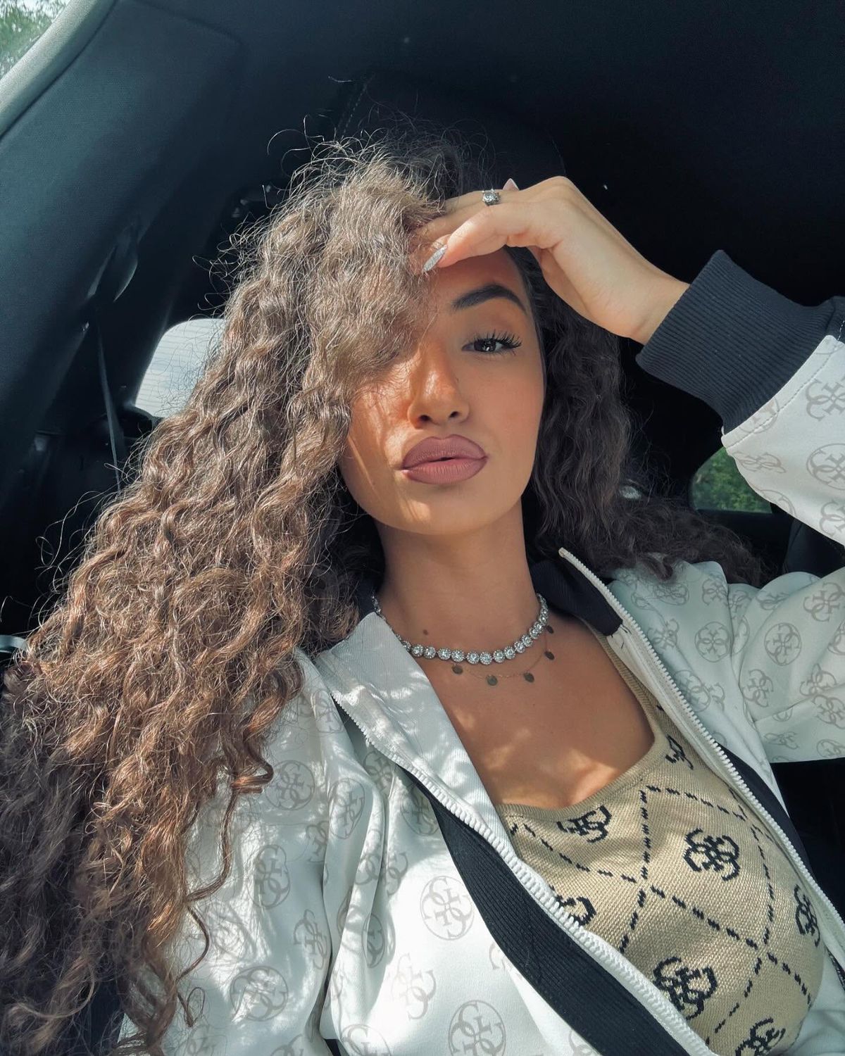 Toți ochii pe Lavinia! Iubita-studentă a „leului” din Bănie, în tribune la Craiova - Petrolul