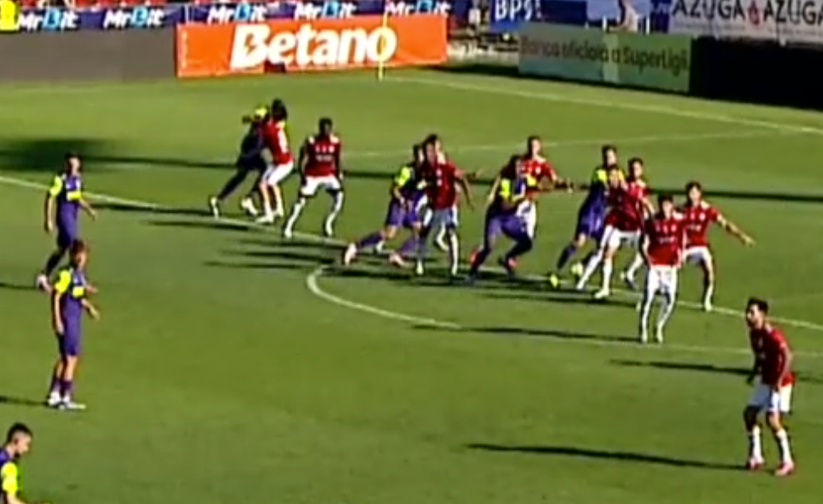 Faze scandaloase în Oțelul - CFR Cluj » Și-au lovit adversarii cu pumnii și picioarele