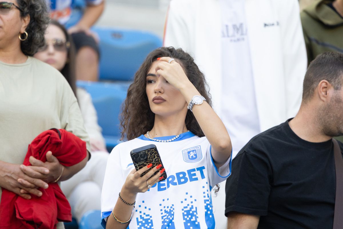 Toți ochii pe Lavinia! Iubita-studentă a „leului” din Bănie, în tribune la Craiova - Petrolul