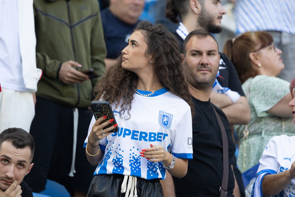 Toți ochii pe Lavinia! Iubita-studentă a „leului” din Bănie, în tribune la Craiova - Petrolul