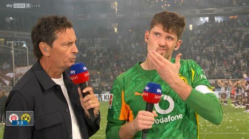 Portarul Gregor Kobel se apără de biluțele de hârtie și de pietricele / Foto: Bild