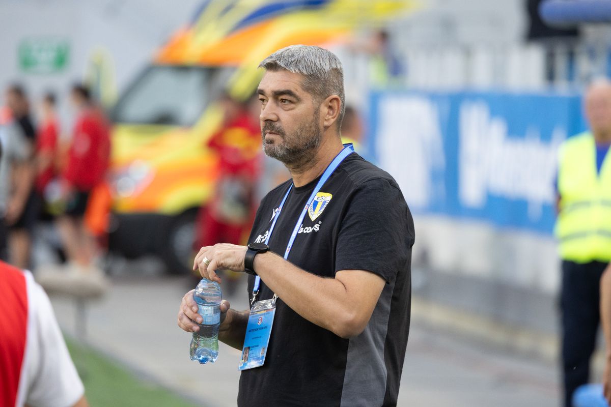 Momente ciudate la Universitatea Craiova - Petrolul: „Nu putem face un efort? Nu mai veniți în portocaliu, nu mai folosiți vuvuzele!”