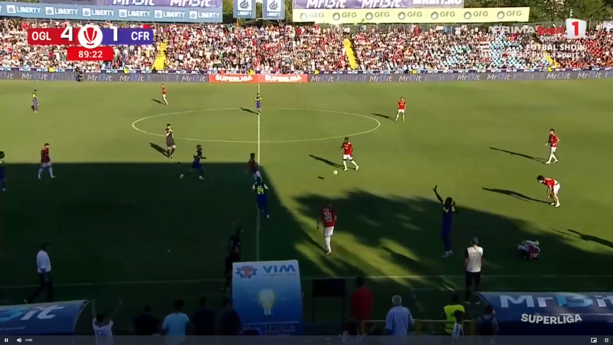 Faze scandaloase în Oțelul - CFR Cluj » Și-au lovit adversarii cu pumnii și picioarele