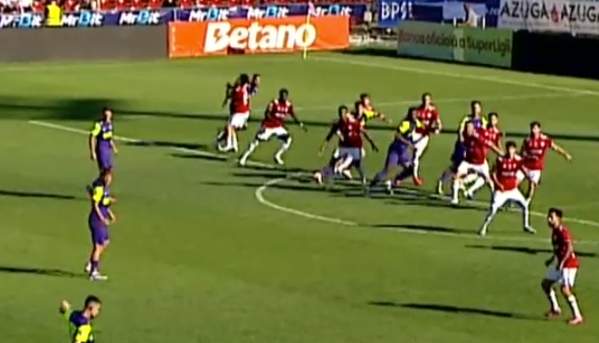 Faze scandaloase în Oțelul - CFR Cluj » Și-au lovit adversarii cu pumnii și picioarele