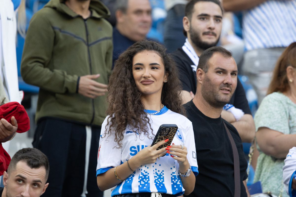 Toți ochii pe Lavinia! Iubita-studentă a „leului” din Bănie, în tribune la Craiova - Petrolul