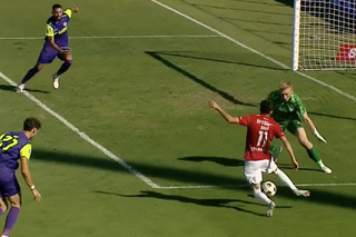 Două gafe de cascadorii râsului! Oțelul a marcat după greșeli incredibile în apărarea lui CFR Cluj