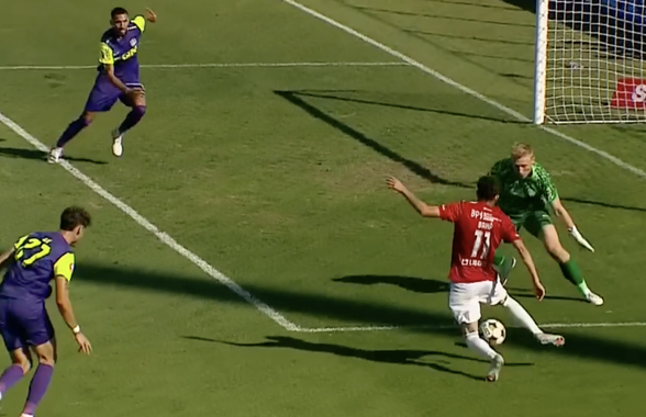 Două gafe de cascadorii râsului! Oțelul a marcat după greșeli incredibile în apărarea lui CFR Cluj