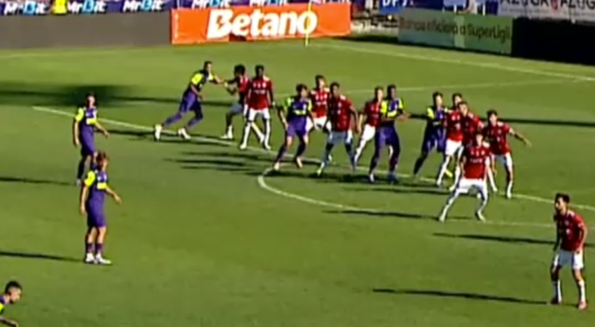 Faze scandaloase în Oțelul - CFR Cluj » Și-au lovit adversarii cu pumnii și picioarele