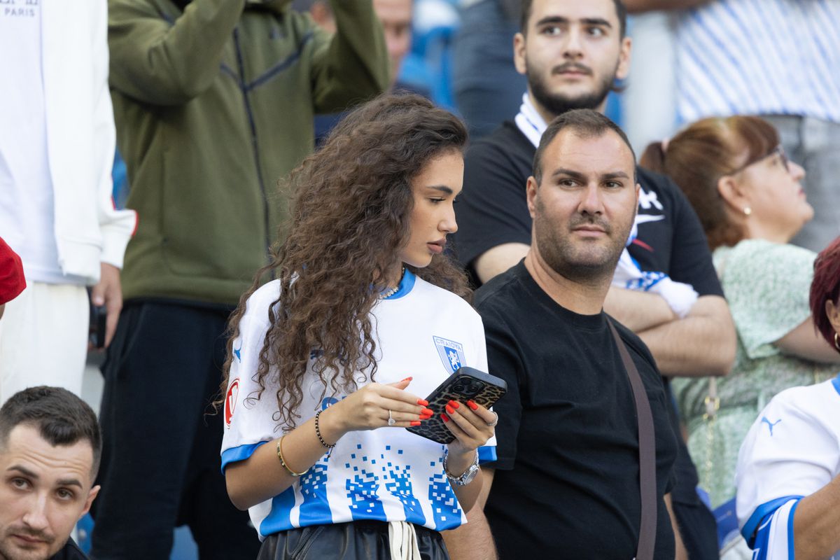 Toți ochii pe Lavinia! Iubita-studentă a „leului” din Bănie, în tribune la Craiova - Petrolul