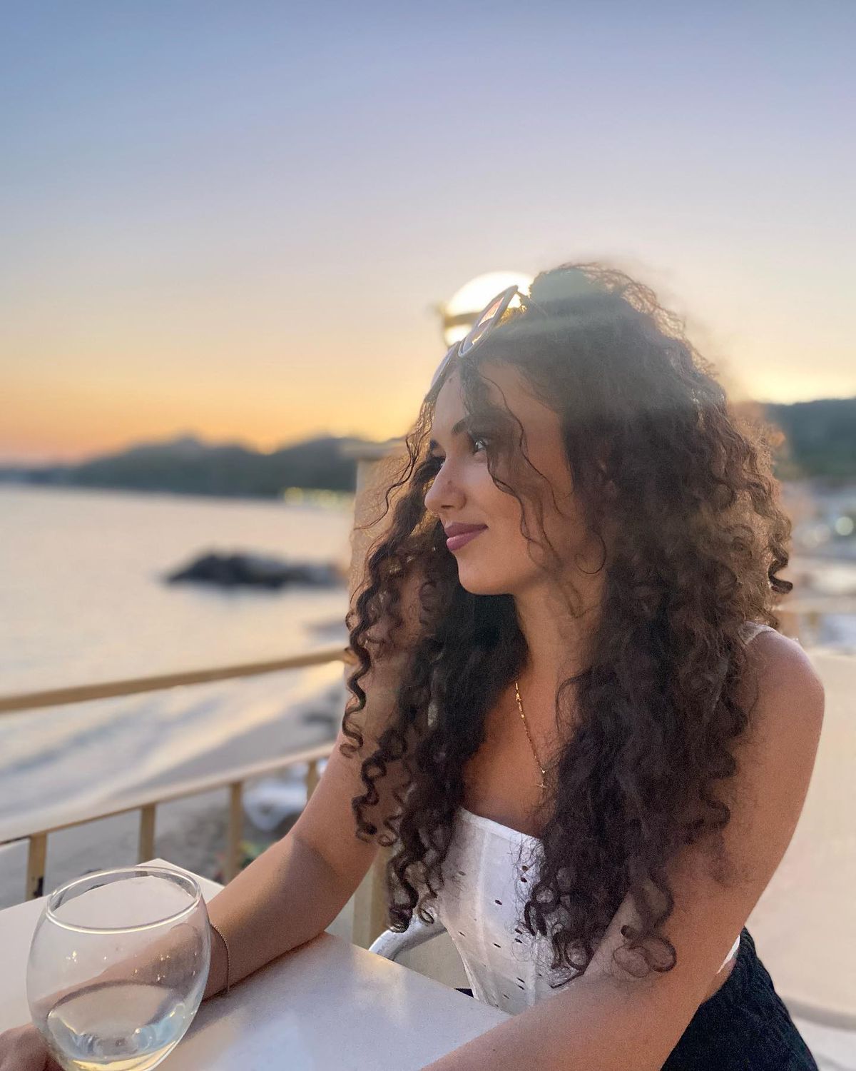 Toți ochii pe Lavinia! Iubita-studentă a „leului” din Bănie, în tribune la Craiova - Petrolul