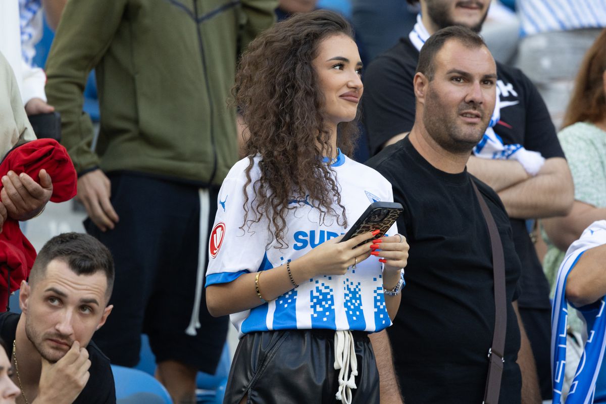 Toți ochii pe Lavinia! Iubita-studentă a „leului” din Bănie, în tribune la Craiova - Petrolul