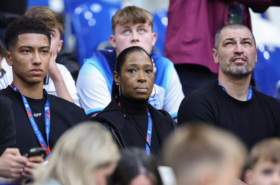 Jobe Bellingham, împreună cu părinții săi, Denise și Mark, la un meci al Angliei de la EURO 2024 // FOTO: Getty Images Tatăl lui Bellingham l-a pus la zid pe Sebastian Kehl după remiza Borussiei Dortmund cu St. Pauli!