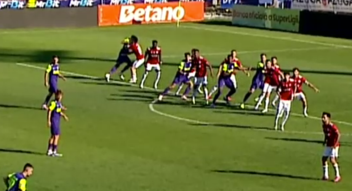 Faze scandaloase în Oțelul - CFR Cluj » Și-au lovit adversarii cu pumnii și picioarele