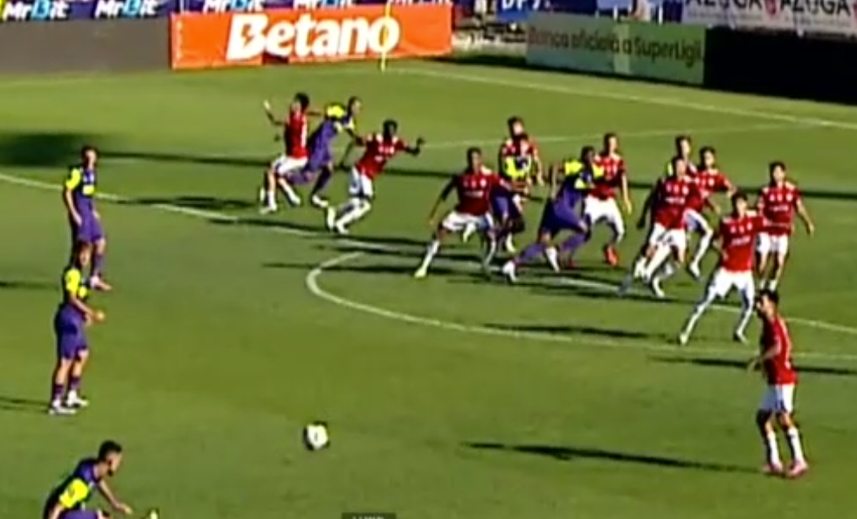 Faze scandaloase în Oțelul - CFR Cluj » Și-au lovit adversarii cu pumnii și picioarele