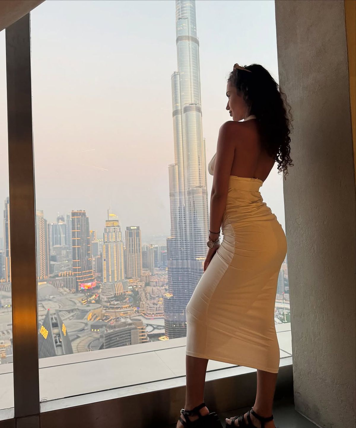 Toți ochii pe Lavinia! Iubita-studentă a „leului” din Bănie, în tribune la Craiova - Petrolul