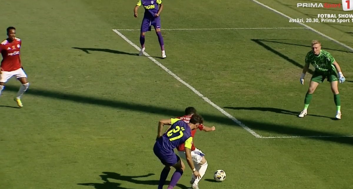 Două gafe de cascadorii râsului! Oțelul a marcat după greșeli incredibile în apărarea lui CFR Cluj