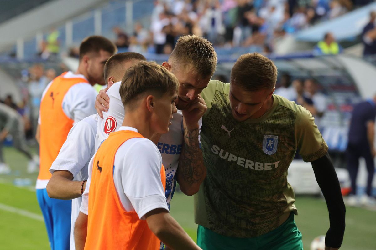 Momente ciudate la Universitatea Craiova - Petrolul: „Nu putem face un efort? Nu mai veniți în portocaliu, nu mai folosiți vuvuzele!”