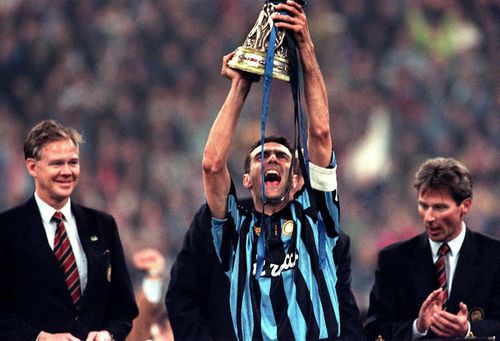 Giuseppe bergomi, ridicând Cupa UEFA, în 1993 - 1994 Foto: Imago