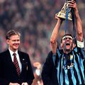 Giuseppe bergomi, ridicând Cupa UEFA, în 1993 - 1994 Foto: Imago