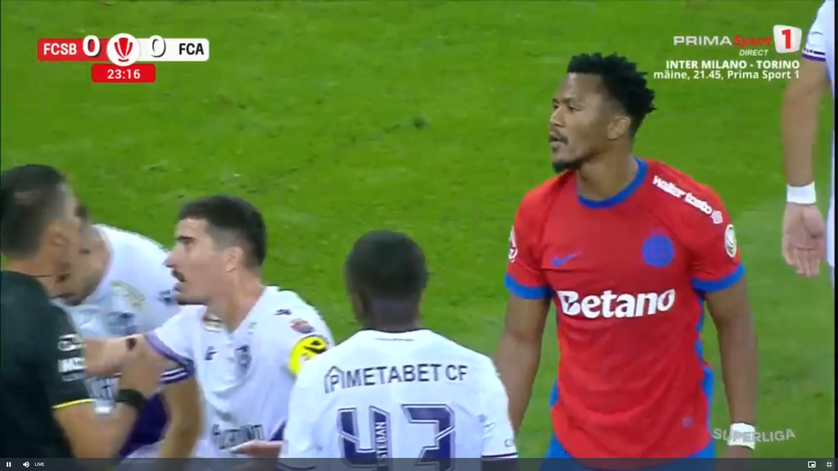 Fază controversată în FCSB - Argeș: Ngezana, iertat de eliminare? » „Foarfecă” direct în capul unui adversar, care a fost schimbat înainte de pauză