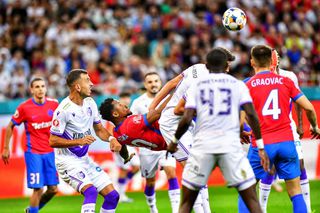 Fază controversată în FCSB - Argeș: Ngezana, iertat de eliminare? » „Foarfecă” direct în capul unui adversar, care a fost schimbat înainte de pauză