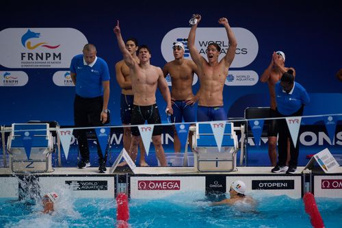 Darisu Coman, Tudor Iordache și Robert Badea bucuroși că Eric Andrieș  atins peretele al patrulea FOTO FRNPM