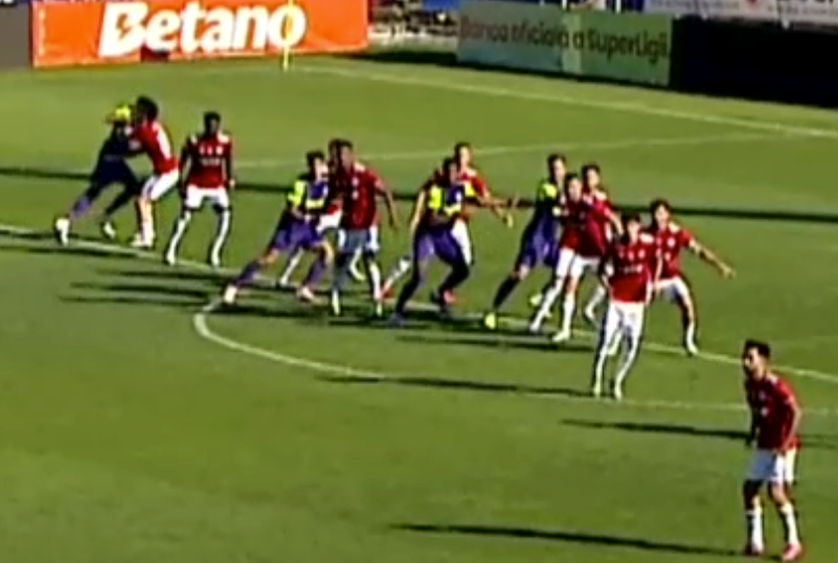 Faze scandaloase în Oțelul - CFR Cluj » Și-au lovit adversarii cu pumnii și picioarele