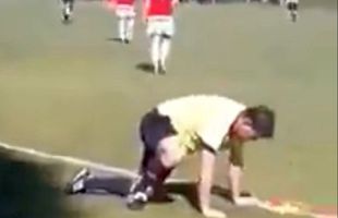 VIDEO Un arbitru a venit beat la meci și a căzut din picioare! Imaginile au devenit virale