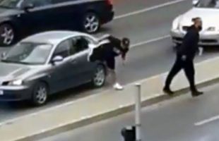 FC U CRAIOVA - U CLUJ // VIDEO Fanii echipei lui Mititelu, scandal în centrul orașului! Au aprins torțe și au atacat o mașină cu numere de Cluj