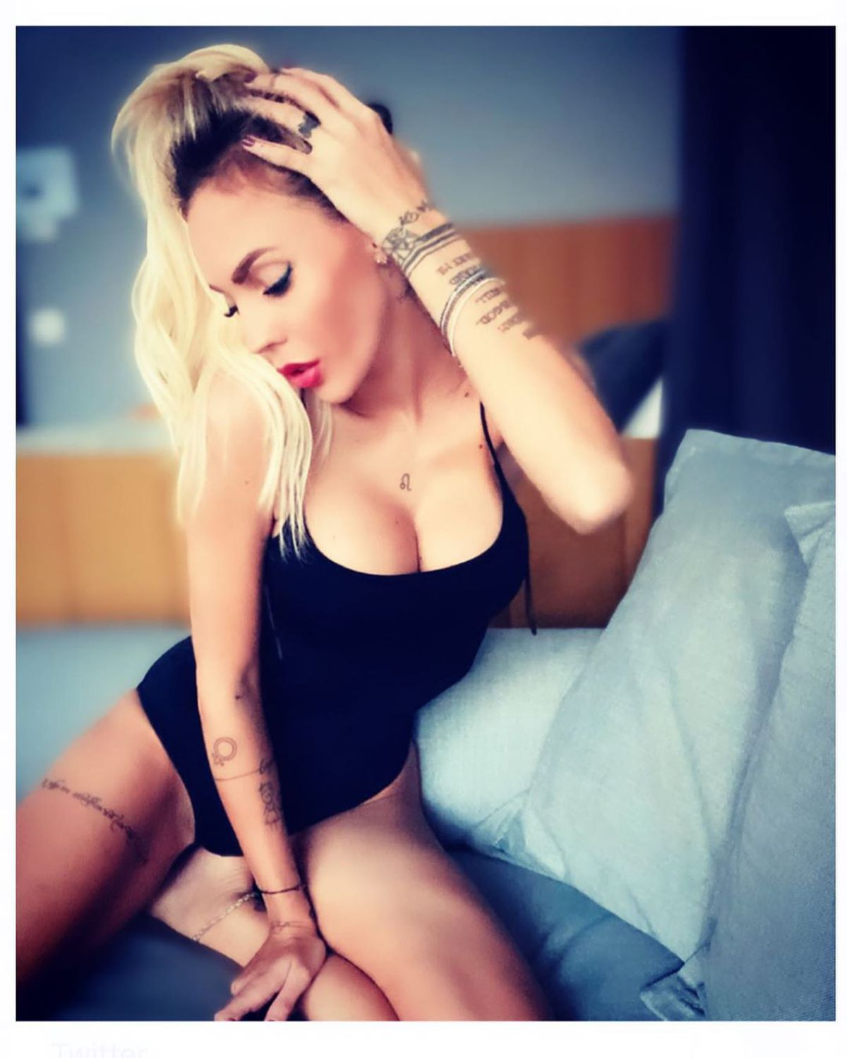 Lena, soția lui Gabi Enache, a apărut pe Internet așa cum doar fotbalistul o vede. A renunțat la sutien și a pozat provocator