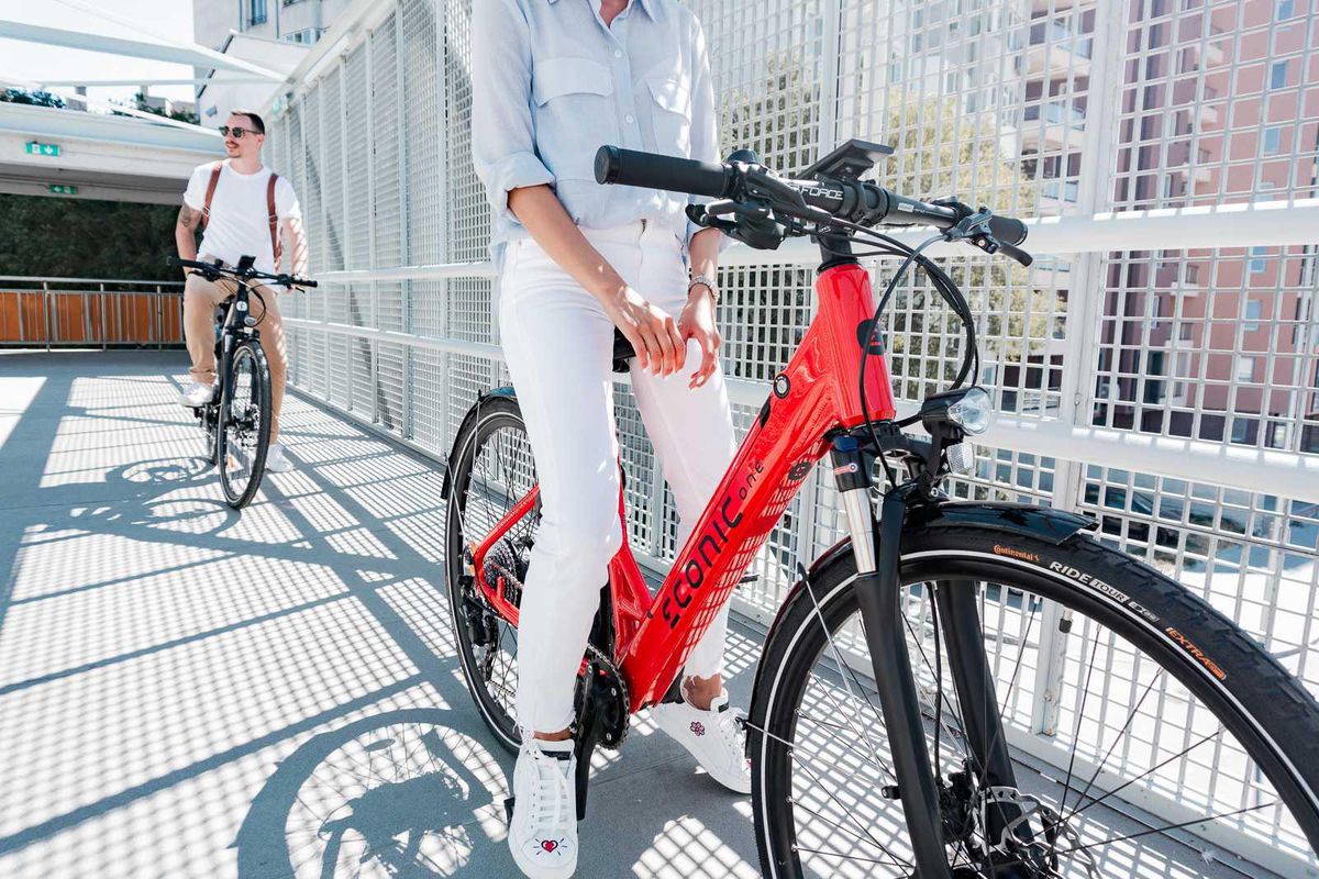 Bicicletele electrice nu sunt viitorul. Ele sunt prezentul! Tot ce trebuie să știi despre cea mai eficientă soluție pentru evitarea traficului