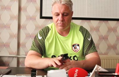 VIDEO EXCLUSIV Marius Șumudică și-a măsurat nivelul saturației de oxigen în timpul interviului acordat Gazetei: „Mi-am luat aparat, îl bag pe degețel”