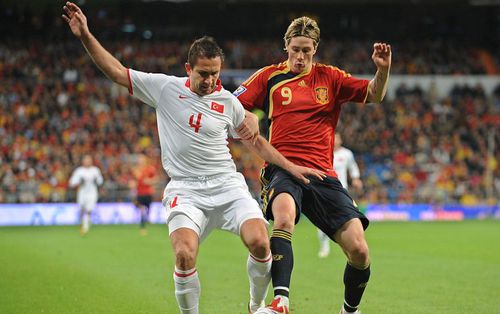 Emre Asik în duel cu Fernando Torres // Sursă foto: Getty