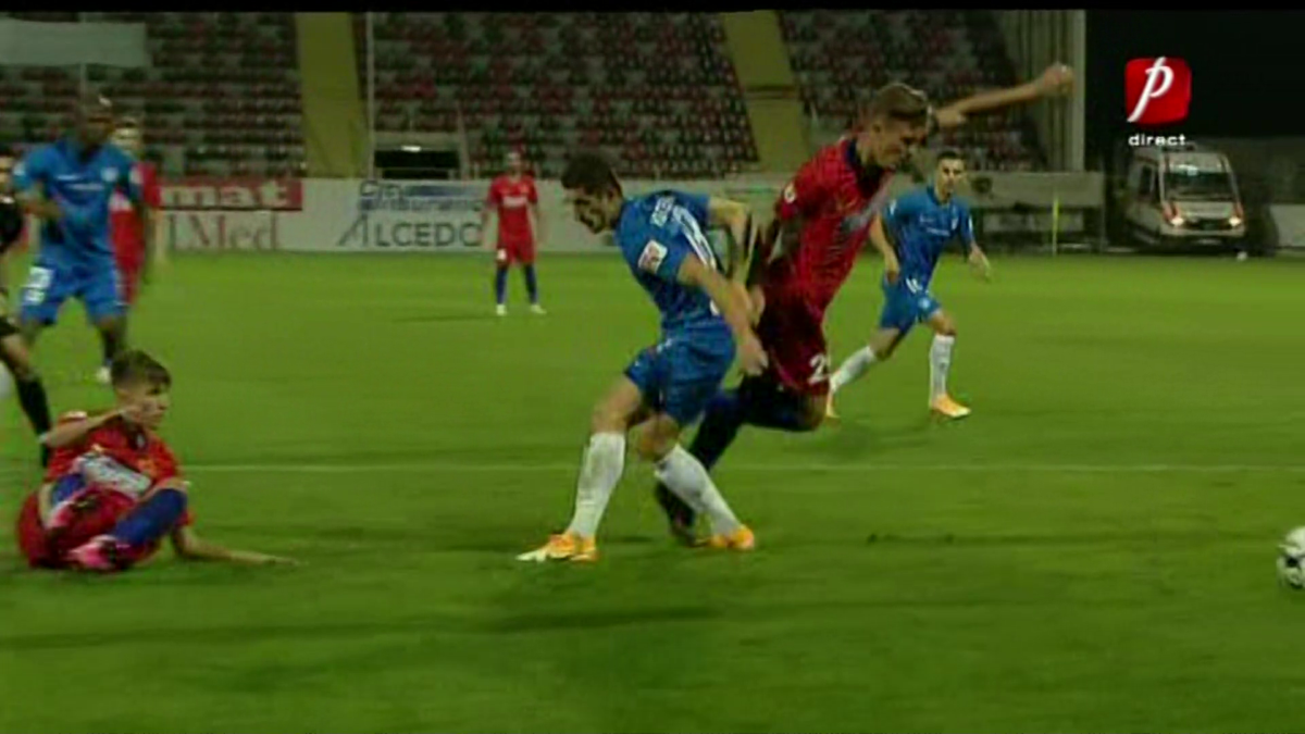 Penalty evident neacordat pentru FCSB în meciul cu Slovan Liberec! Arbitrul nu a văzut un fault clar