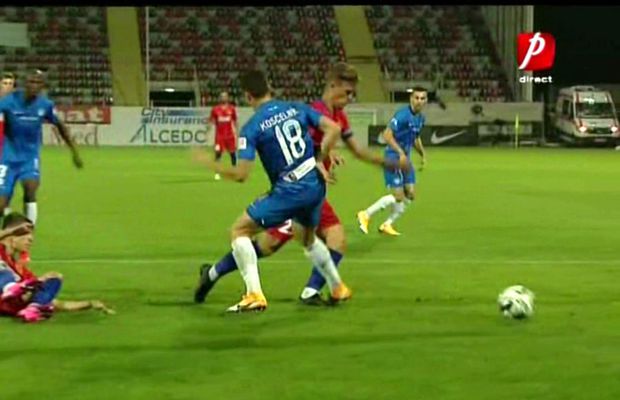 Penalty evident neacordat pentru FCSB în meciul cu Slovan Liberec! Arbitrul nu a văzut un fault clar