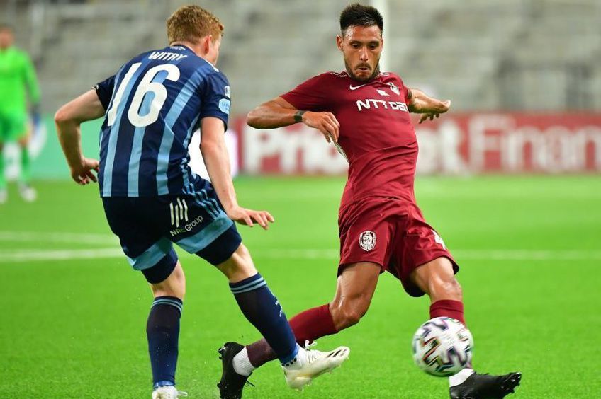 Mario Camora (dreapta), în Djurgarden - CFR Cluj 0-1