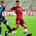 Mario Camora (dreapta), în Djurgarden - CFR Cluj 0-1