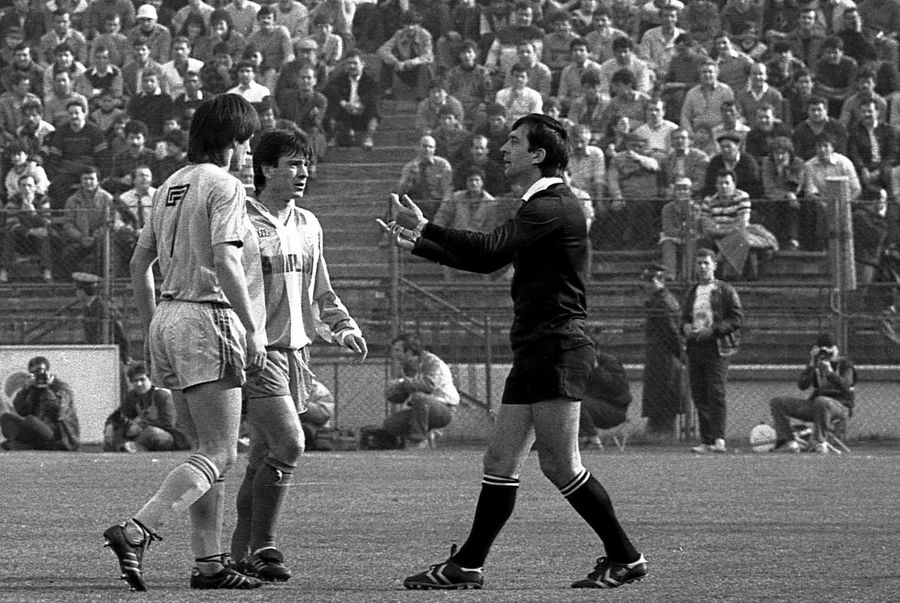 Ion Crăciunescu în timpul unui derby Steaua - Dinamo, cu Lăcătuș și Mateuț pe post de reclamanți 1994. Un act istoric la Valea Roșie