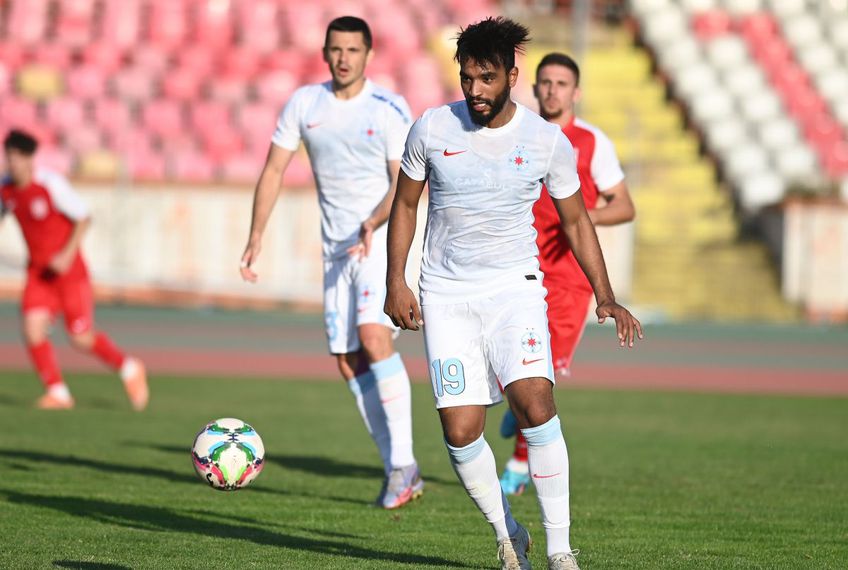 Billel Omrani (29 de ani) a fost titular în meciul CS Dinamo - FCSB 2 (1-3) din Liga 3. Atacantul e în plin proces de pregătire și vrea să debuteze la prima echipă pe 2 octombrie, când FCSB o înfruntă pe FC Argeș în SuperLiga.