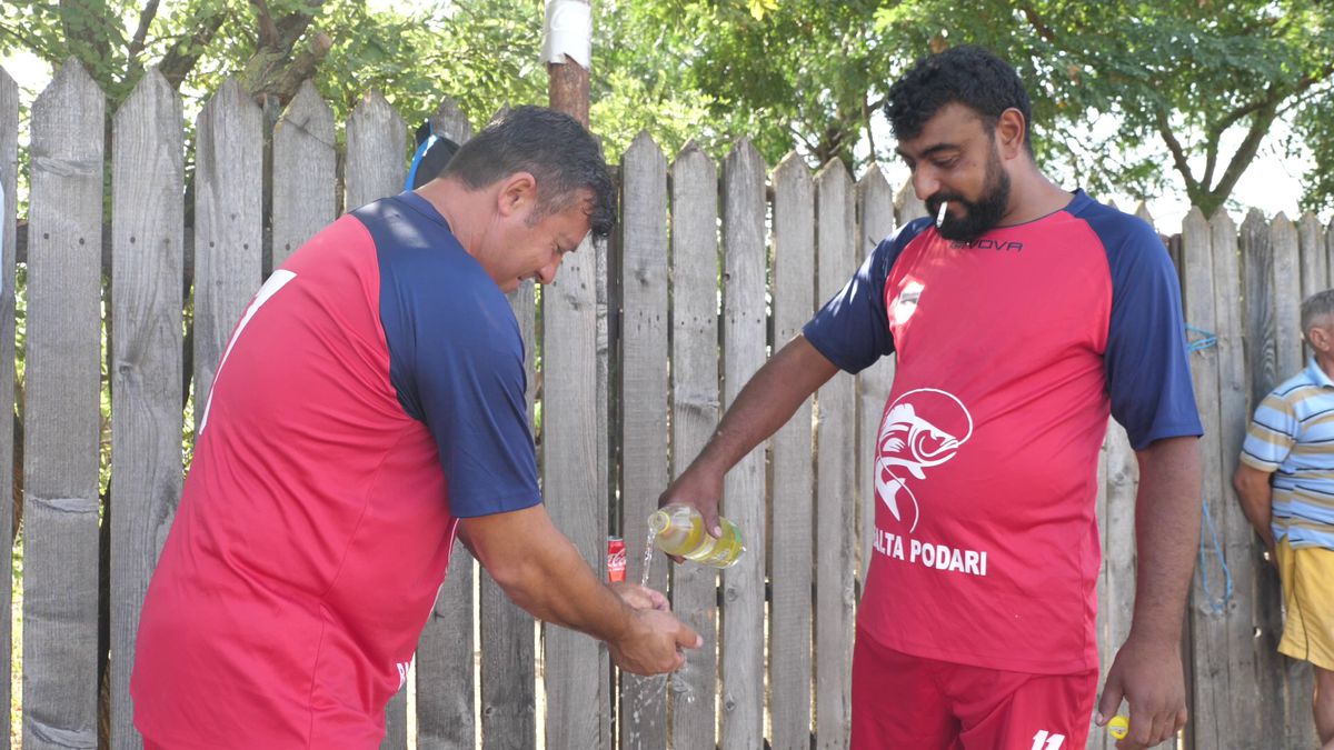 PSD plus PNL sperie găinile » Primarii de la sate își fac câte două, trei echipe pentru distracția lor și a votanților încântați că sparg semințe la teren