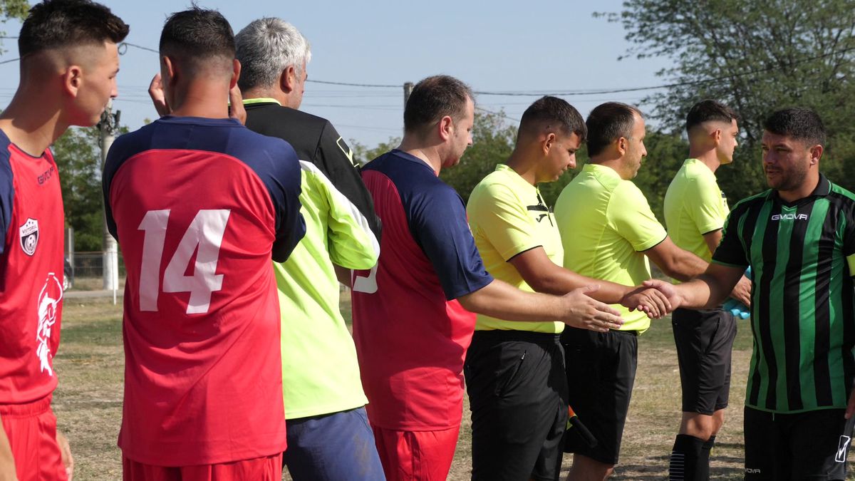 PSD plus PNL sperie găinile » Primarii de la sate își fac câte două, trei echipe pentru distracția lor și a votanților încântați că sparg semințe la teren