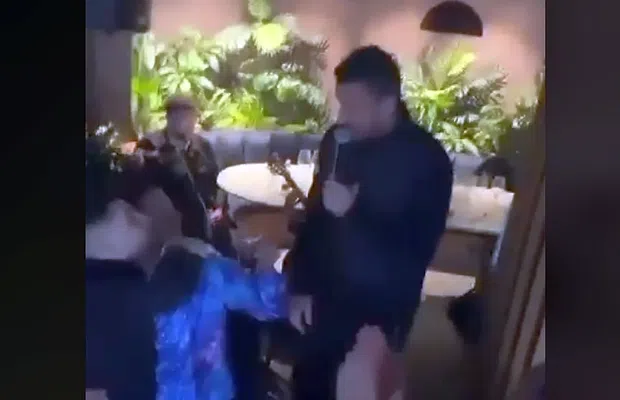 Constantin Budescu, one man show! Imagini virale cu vedeta de la Farul cântând: „I-auzi ce cântă lăutaru', că s-a terminat programu'”